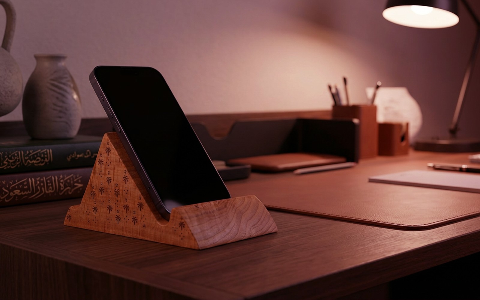 حامل الهاتف وبطاقات العمل… رمز الفخر الوطني