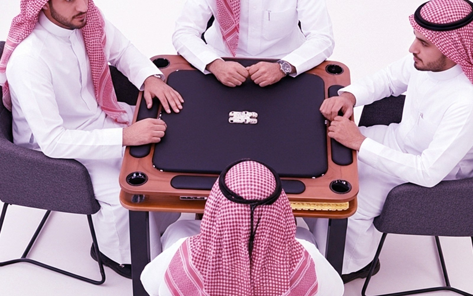 البلوت… ما تنلعب، تُتعلّم.