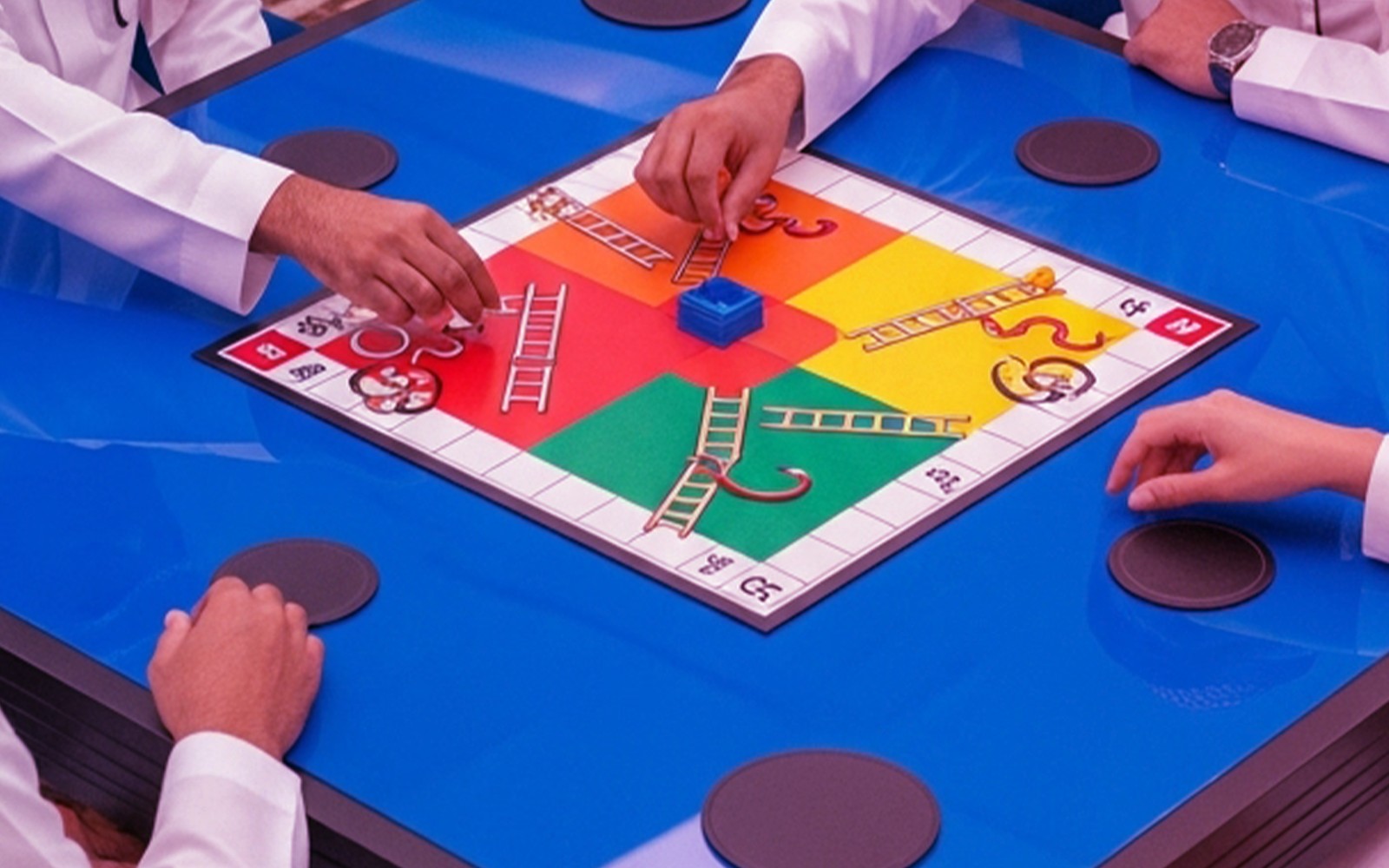 يا تطلع سلّم… يا تنزل بثعبان!