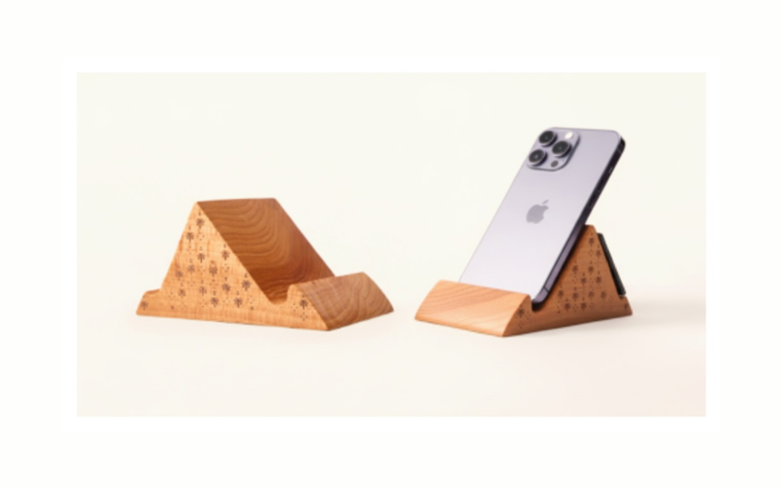 حامل الهاتف وبطاقات العمل… رمز الفخر الوطني